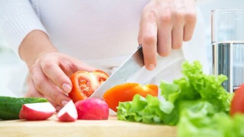 Las verduras se cortan con un cuchillo